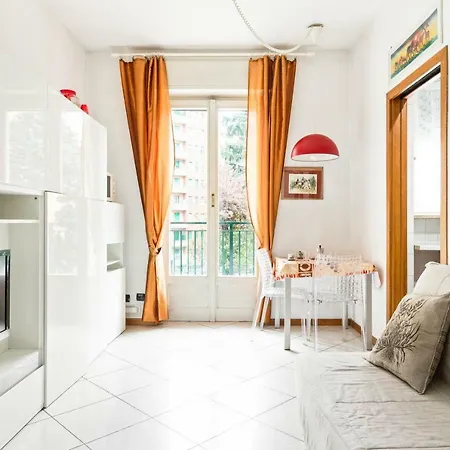 Guesthost - San Siro Stadium Garden Flat-3